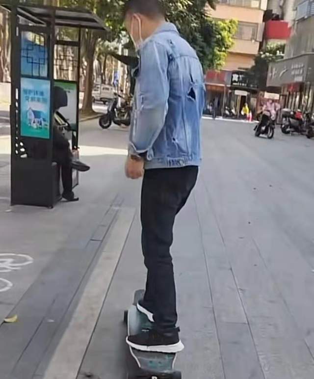 声控|孙海洋晒玩滑板视频，苦练滑板提升技术，孙妈调侃要准备声控滑板