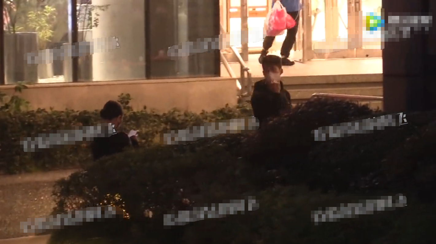 王子文|王子文吴永恩街头秀恩爱！搂脖牵手现最萌身高差，形影不离太甜蜜