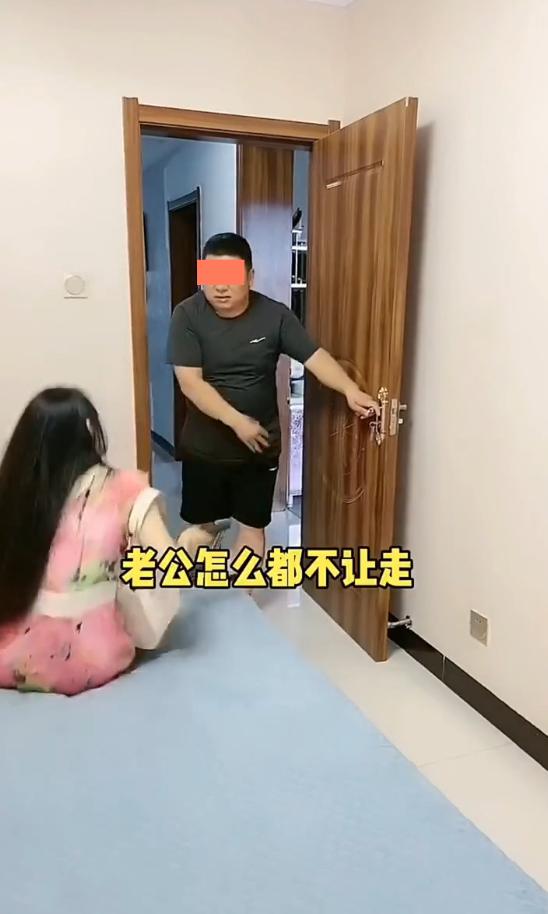 |妻子想和闺蜜去旅游,丈夫嫌去旅游浪费钱,挡在门口不让她离开