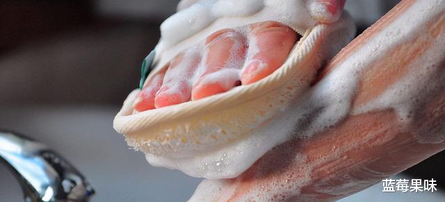 汗疱疹|洗澡搓下来的黑泥到底是什么?显微镜放大100倍,看完一阵恶寒