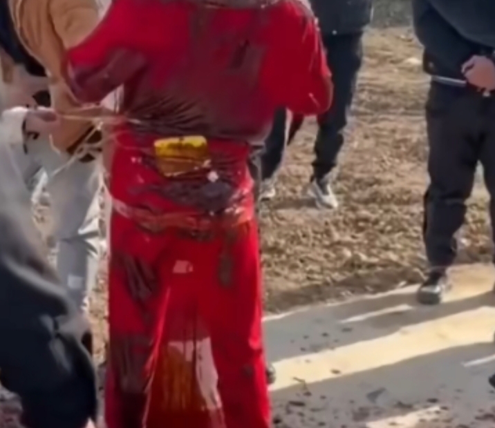 新郎零下七度被亲友团绑电线杆泼酱油