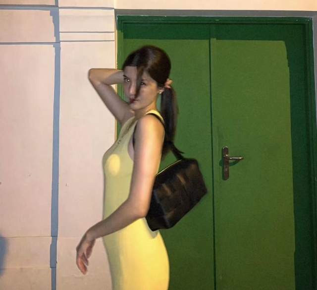 施伯雄|百亿豪门正式欢迎吴千语,施伯雄与父亲等家族成员包场看女友新片