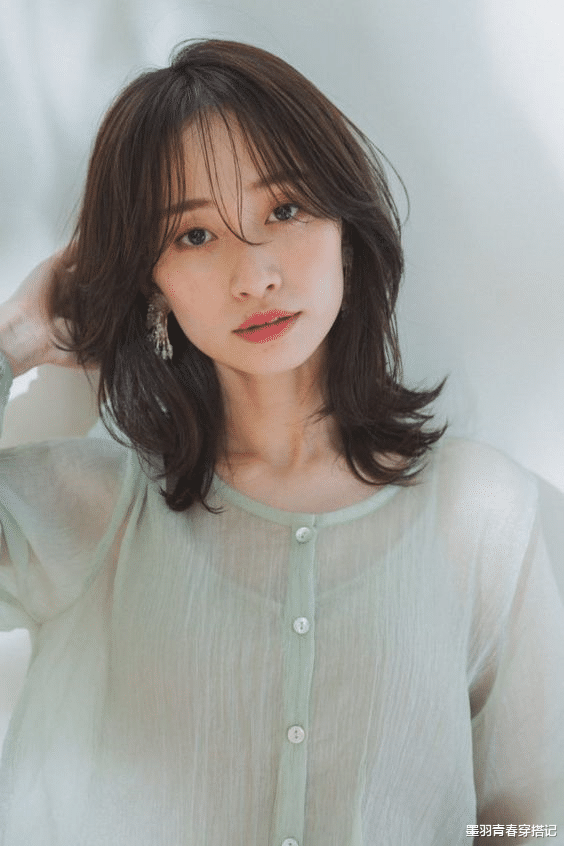 马尾辫 女人不管多忙,出门都尽量打理一下发型,否则衣服搭再好看也白搭