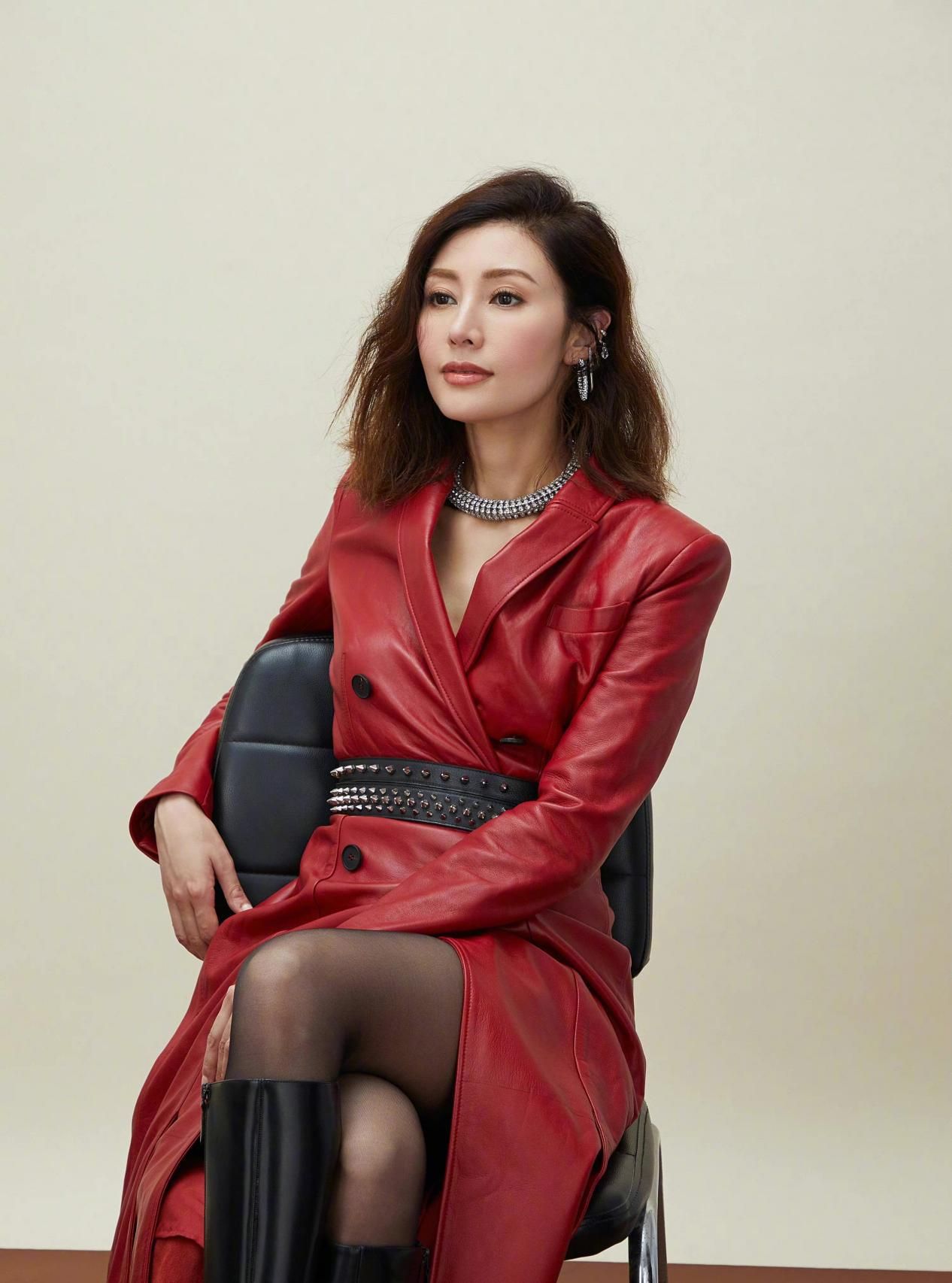 李嘉欣|李嘉欣生病也不忘爱美本性，面部浮肿姿态仍优雅，贵妇包袱不能丢