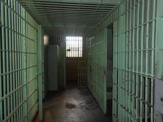 故事:小伙追求美女遭拒,以2000元请到家做饭后,用强硬手段
