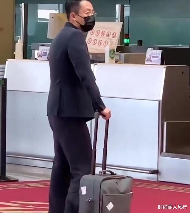 汪小菲|汪小菲深夜祝福大s！离婚后变帅气霸总，穿西装走机场更斯文败类