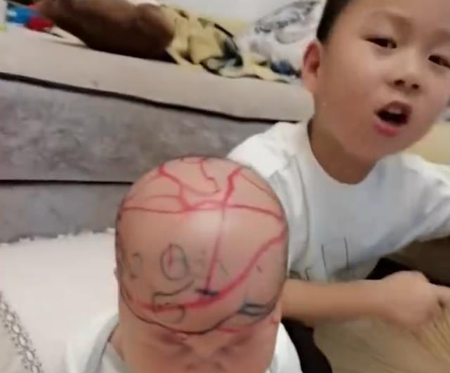 笑哭！安徽一男孩在妹妹头上画地图，开心炫耀，妈妈反应亮了