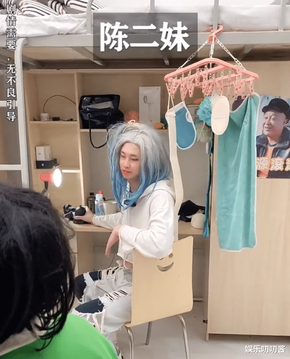 宿舍|网红周小闹宿舍日常走红，1人饰4角演技吸睛，曾主持17年卫视春晚