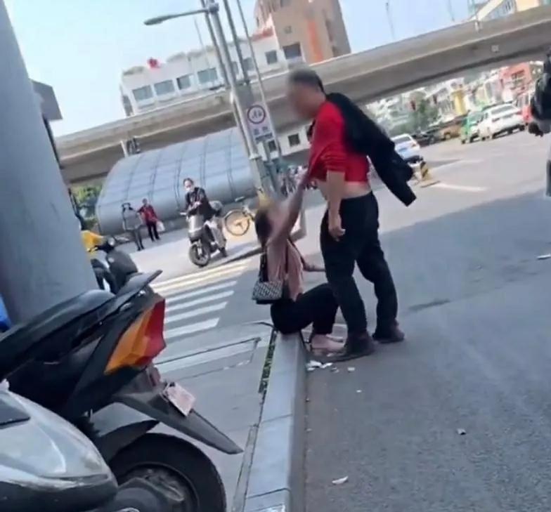 二婚女子偷现任丈夫22万给前夫买车,丈夫怒斥:钱是给我妈救命的
