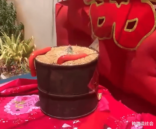 河南焦作天气过热,婚礼红蜡烛被晒化,婚庆人员用手扶都扶不起来