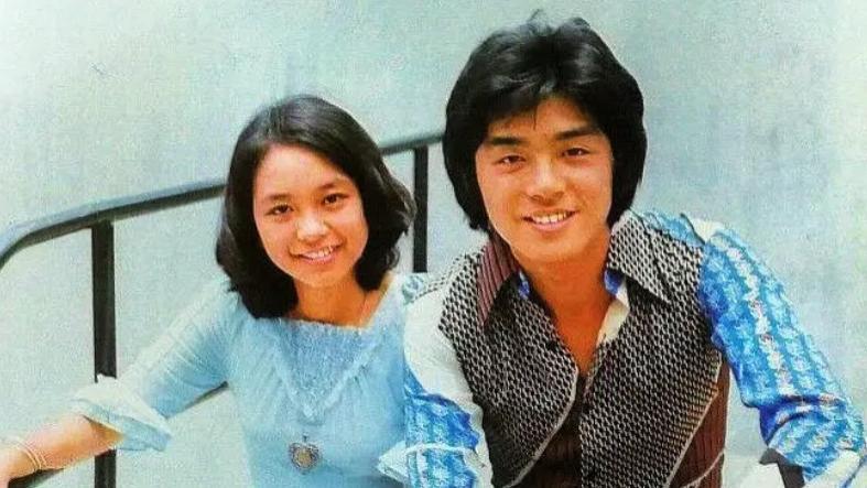 钟镇涛|钟镇涛初恋近况！抗癌成功满头白发精神好，嫁百亿富豪41年仍恩爱