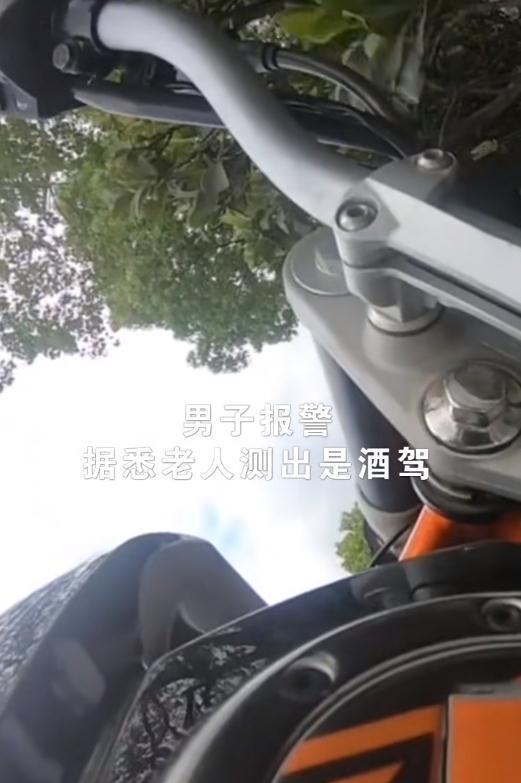 浙江嘉兴一老人两次别车后自己摔倒,爬起来后直接推翻对方摩托