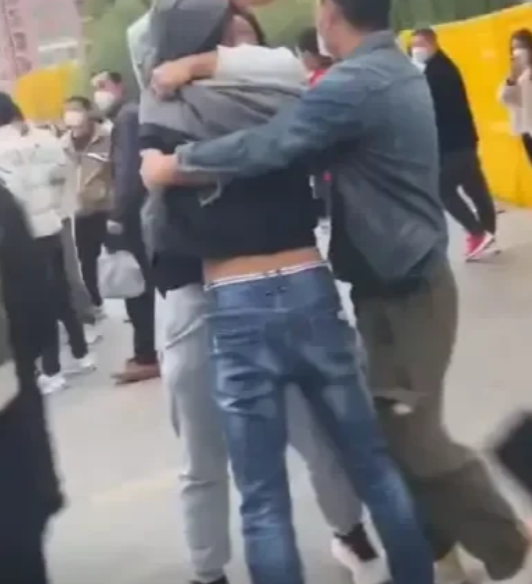 河南郑州一男子摸了一下前面女子的屁股男友见状非常气愤,两人扭打起来