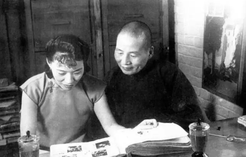 16岁傍上川南王的凌君如,晚年却身穿一件大红破毛衣,四处流浪