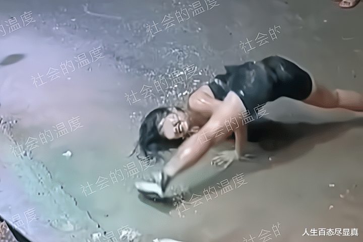 女子为了生活在泥水中劈叉,滚火堆还被烧到腿,孩子没钱交学费