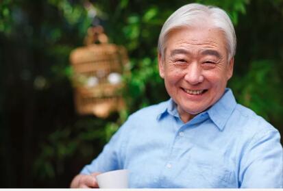 广场舞大妈每天从晚上7点跳到10点,大爷不堪其扰,决定以毒攻毒