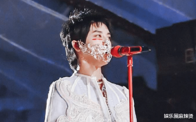 |华晨宇“白发苍苍”素颜出镜 ,锥子脸尖下巴 ,他到底有没有整容?