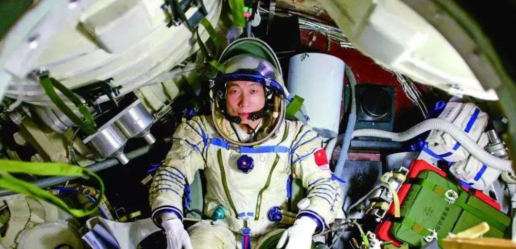 杨利伟太空听到“敲门声”,13年后才知晓原因,幸亏他及时返航