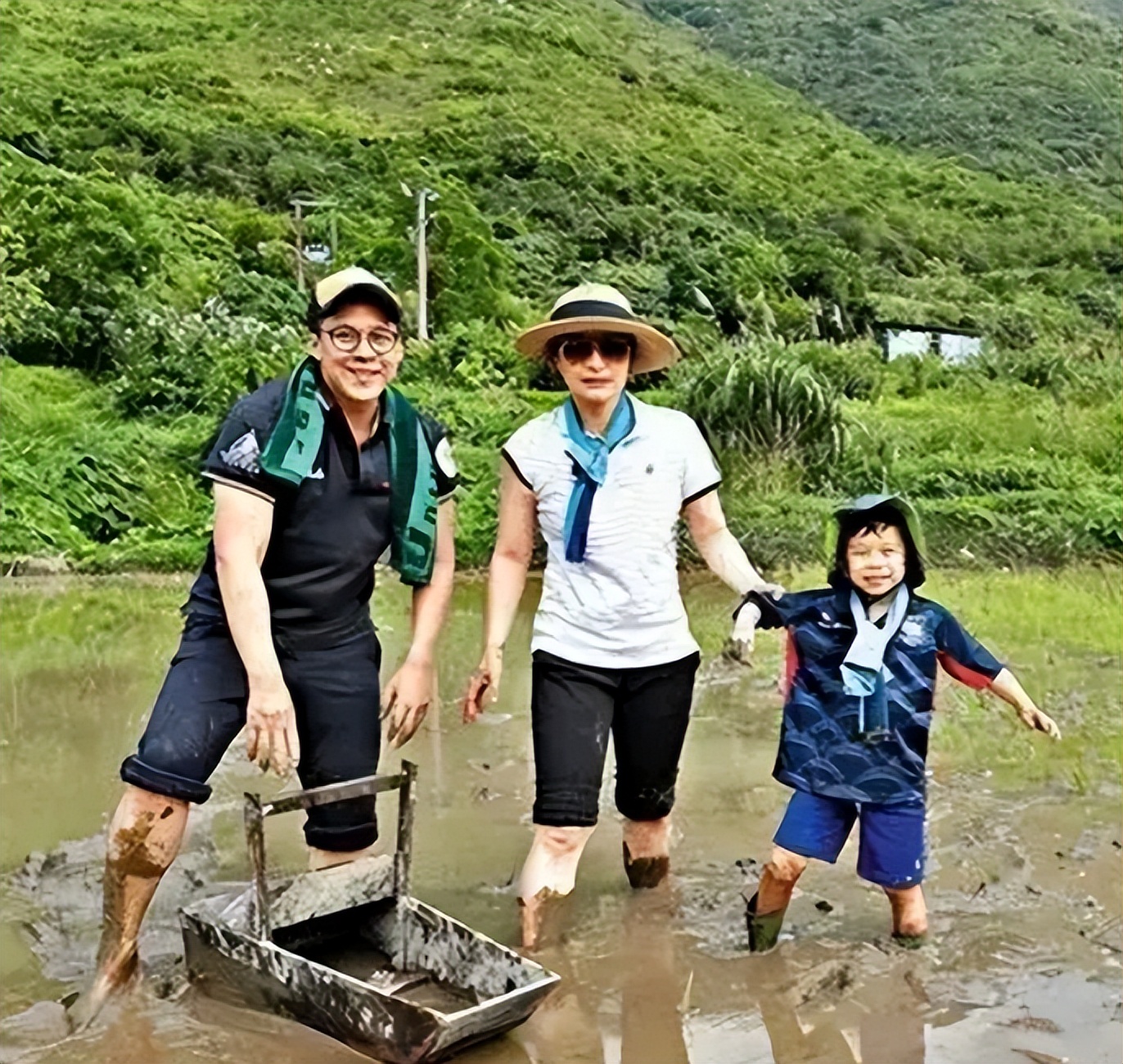 郭晶晶|郭晶晶带孩子赶海太真实！蹲海边上埋头抓螃蟹，徒手搬石头接地气