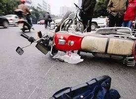 江苏徐州,一男子无证驾驶无牌摩托车,撞上电杆身亡后。家属把三个单位告上法庭
