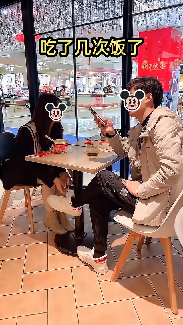 女子与男闺蜜一起吃饭,将他的鞋带系到桌子腿上:这次你休想逃单