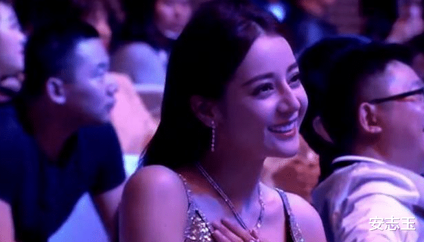 迪丽热巴|迪丽热巴“走哪捂哪”太做作？看到她生活照，终于理解她的难处了