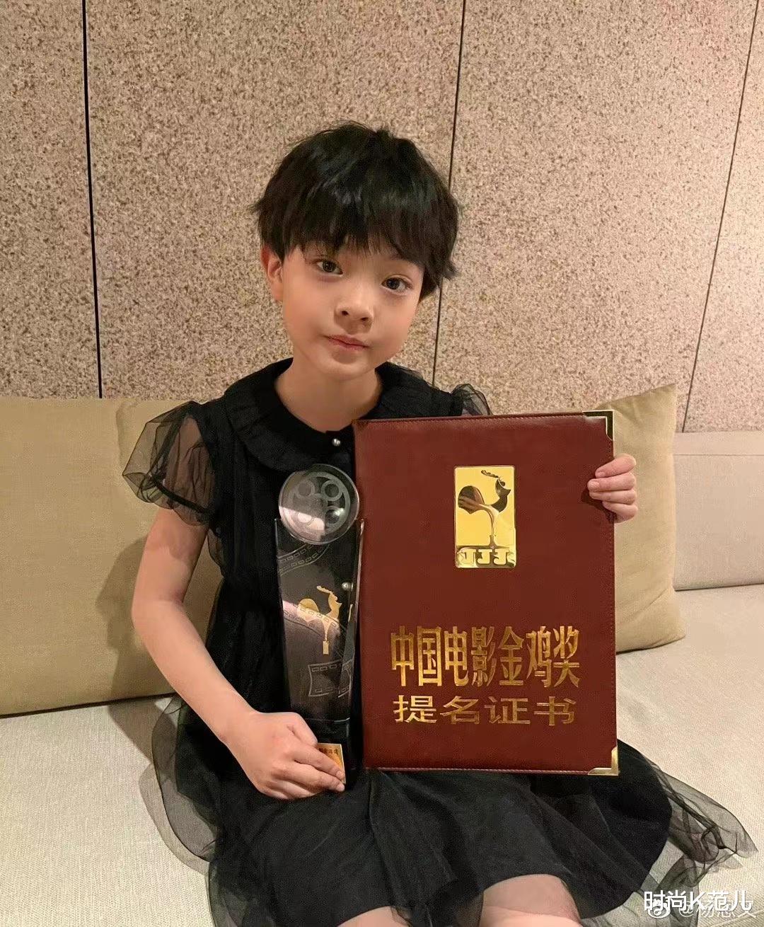 高马尾 9岁的杨恩又好圈粉,短呢套装搭配马丁靴,剪短发后又帅又可爱