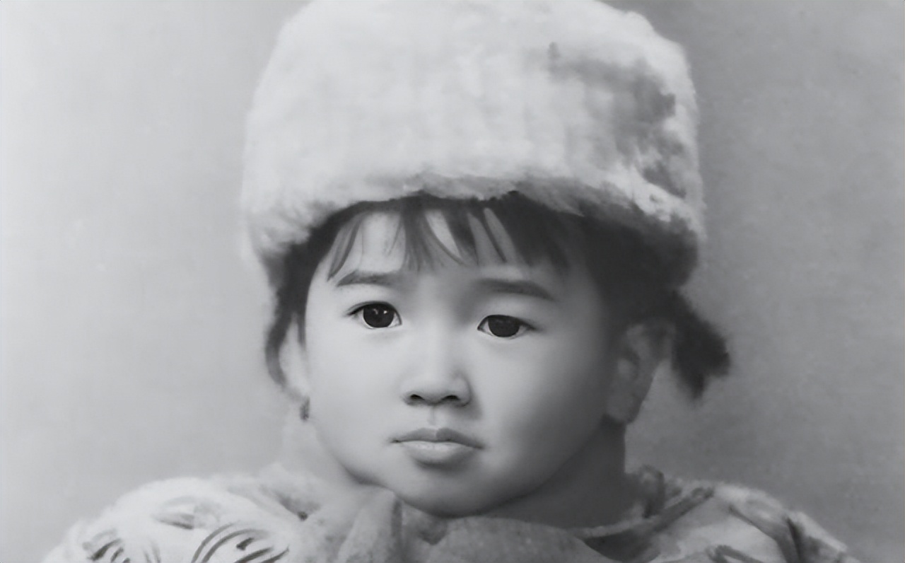 左小青|45岁左小青带家人外出就餐,打扮优雅皮肤超好,女儿大长腿吸睛