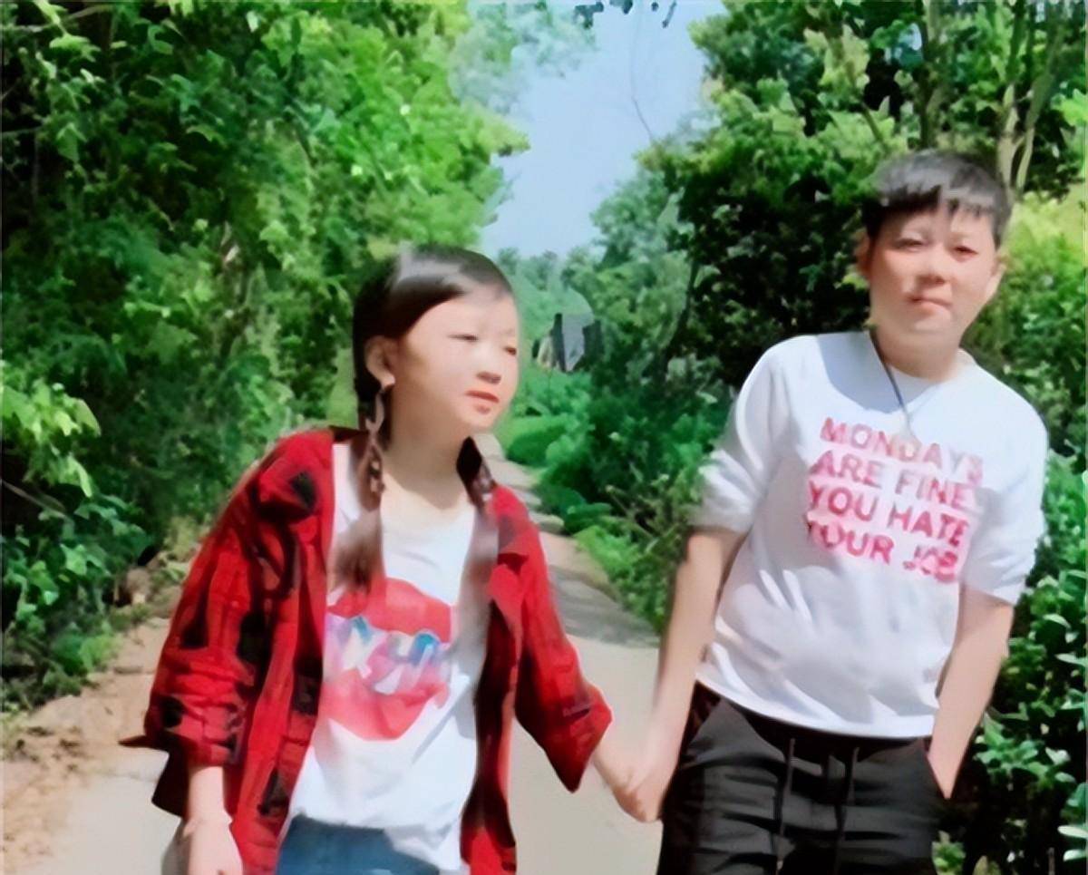 杨萍|她7岁停止生长，32岁貌似孩童，嫁给袖珍老公，如今生活幸福吗？