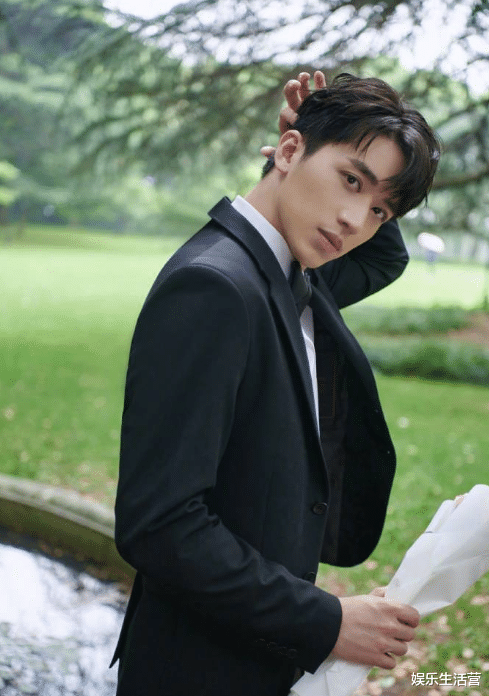 许魏洲|许魏洲妻子正脸照曝光，是高中学姐，家庭背景不简单，还是董事长