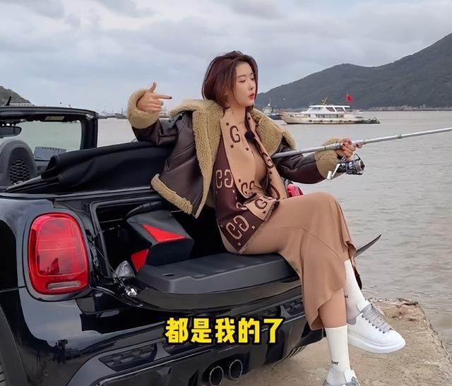 海钓|网红聂小雨喜提敞篷车，坐后备箱海钓，网友却在关注肚子：怀了？