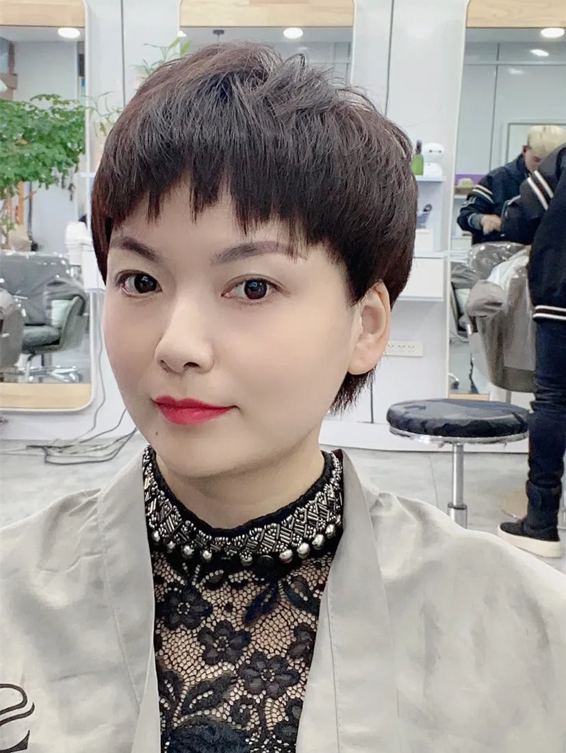 短发 奔五的女人夏天留什么短发好看？三种时尚减龄超短发，清爽又吸睛