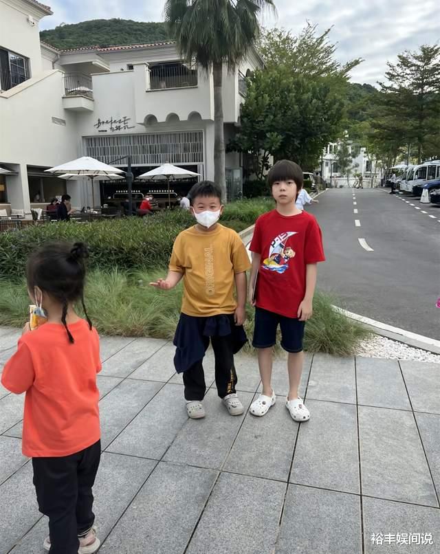 霍思燕|霍思燕一家外出游玩！胖了一整圈疑似怀孕，嗯哼日系打扮很斯文