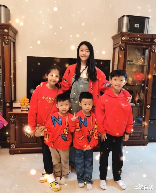 晏紫|37岁网球女神嫁百亿富豪！4个孩子长得都像妈，全家穿红衣拜年