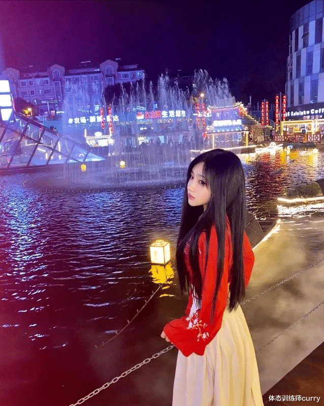 健身 19岁网红公开减肥秘诀,马甲线迷人,网友:我想跟她一起练