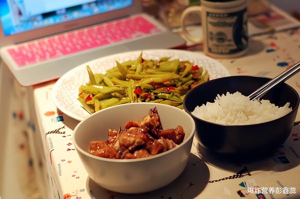 高级脸 每天都按照这4个吃饭步骤，不仅饿得慢，还能降低体重有助减肥