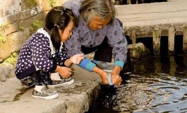 丈母娘让我给我女儿交学费,我把钱转了过去,隔天她把钱退了回来