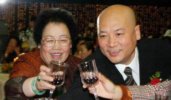 迟重瑞|迟重瑞生活中慈眉善目很儒雅，老婆自称要安分守己照顾好家庭