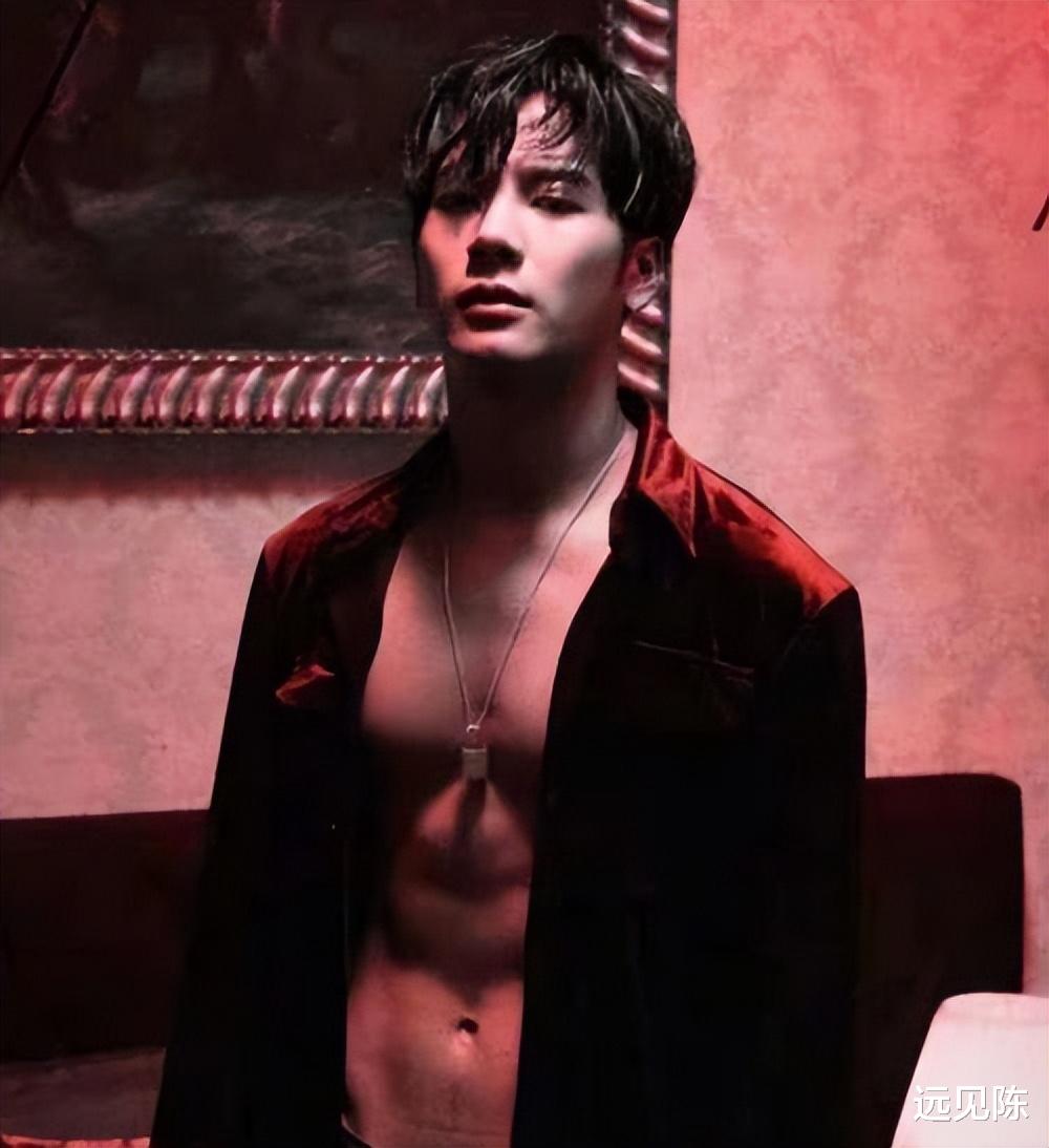 蓝焰突击|张艺兴说为中国歌手王嘉尔骄傲却被嘲讽，网友：内娱就他最会蹭