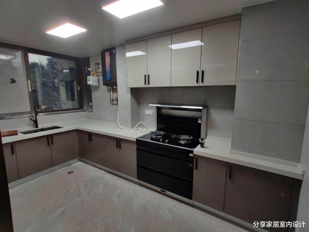 看她家新房,全屋定制柜子花了3.5W,还没家具就很喜欢,羡慕啊!