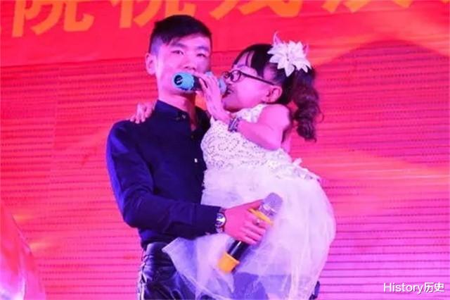 李幼斌|金青青：身高68厘米，重36斤，嫁1米68的老公，去哪都要老公跟着