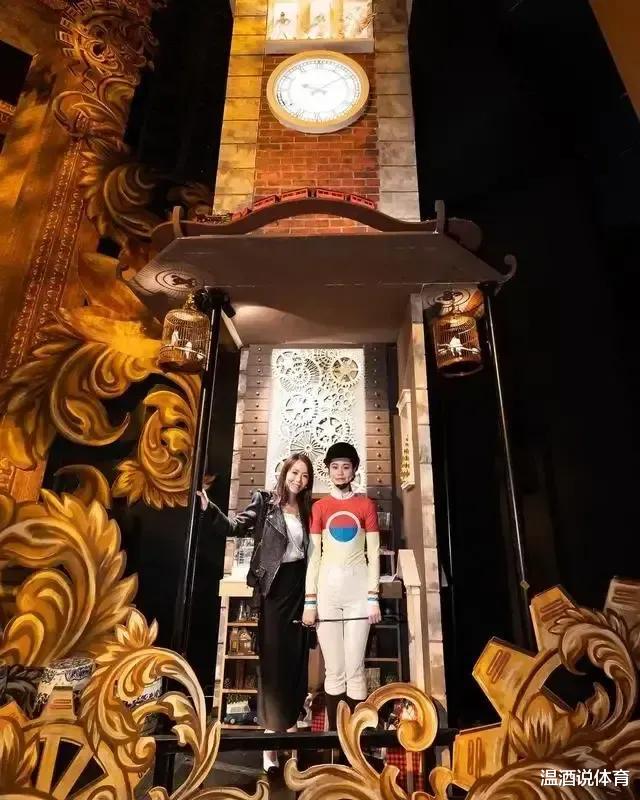 刘銮雄|刘銮雄的女儿才19岁,就已经这么漂亮了,开着4000万的游艇出海吹海风钓鱼了