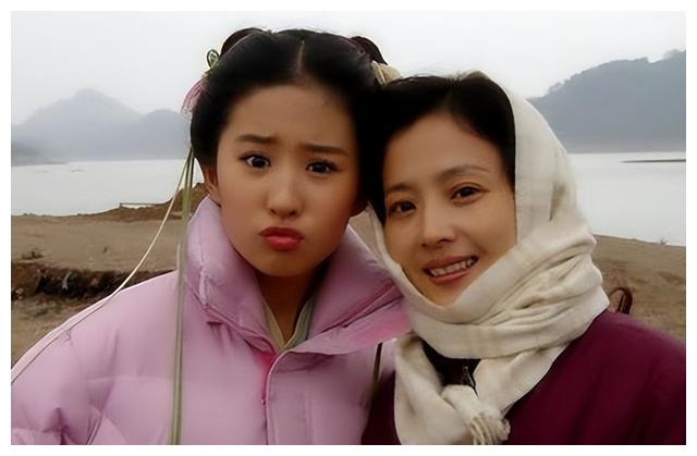 刘亦菲妈妈的水袖舞身姿轻盈似仙女！会3种舞蹈，拍过好莱坞大片