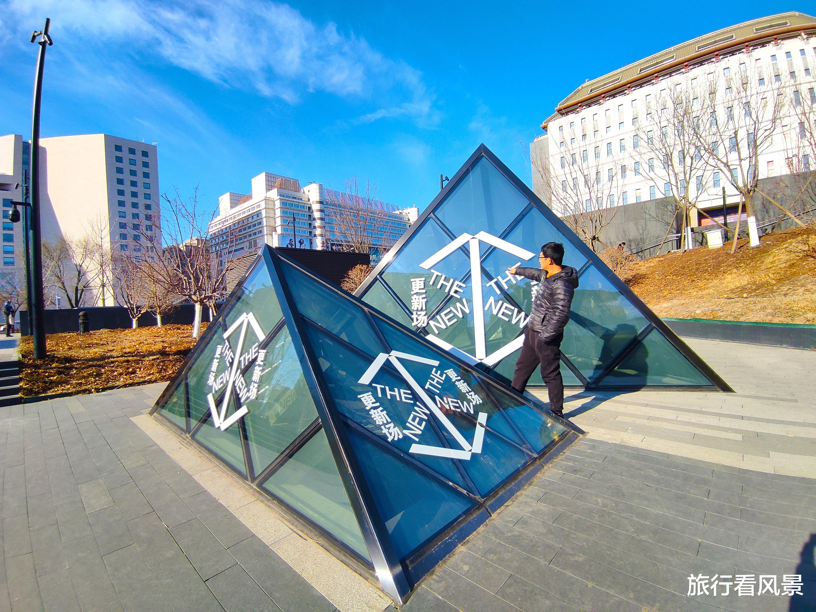 同程旅游|北京曾经火热的商圈，如今人烟稀少，台阶上都长了草