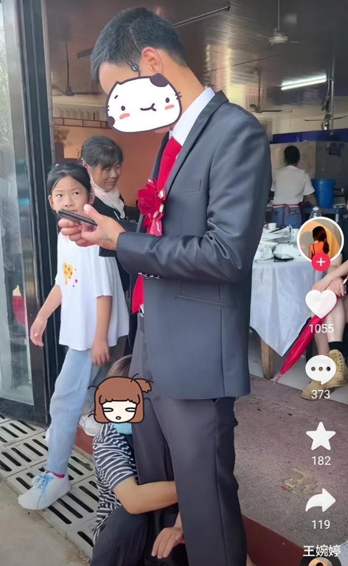 男子新婚当天,却被大妈抱住大腿,大妈:你先去把地道堵上