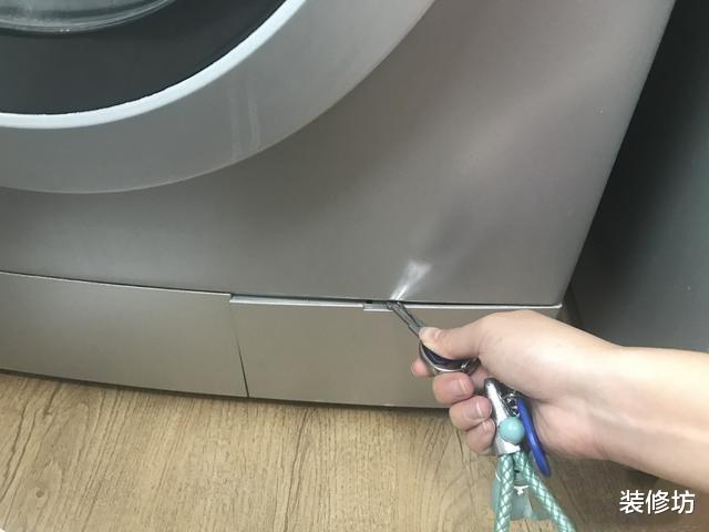 幸亏有保洁阿姨提醒，才知道洗衣机有隐藏开关，打开后脏水哗哗淌