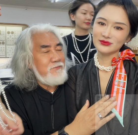 张纪中|张纪中要老婆买便宜衣服：家里有仨孩子要养活嘞！不拍戏该带货了