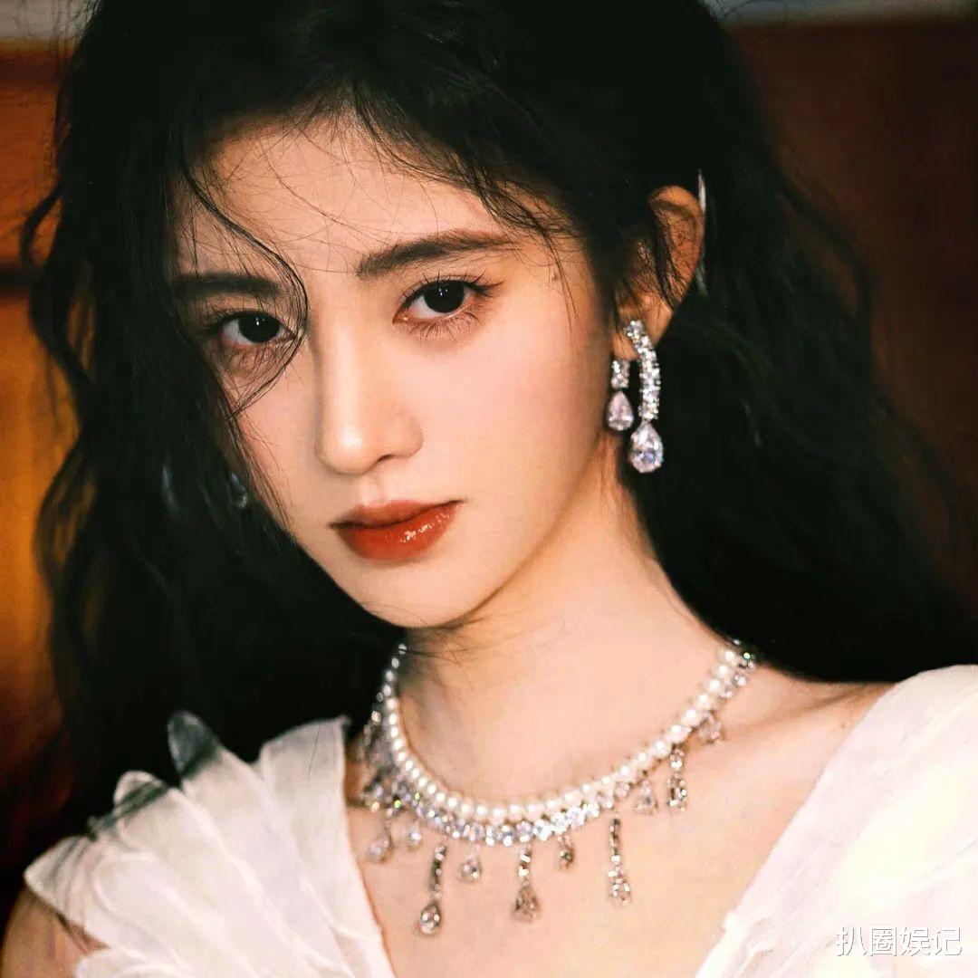 鞠婧祎|鞠婧祎逐渐从全网黑中挺过来了，她现在路人缘稳步提升