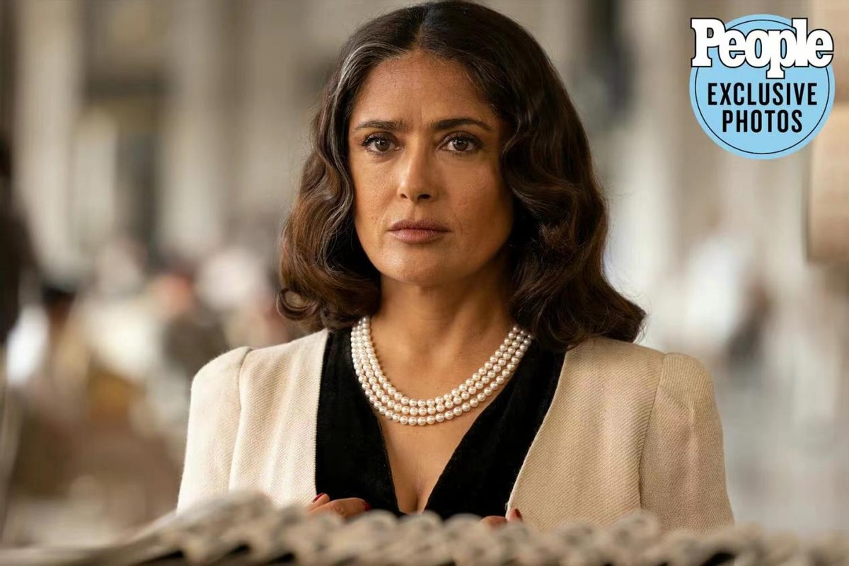 安吉丽娜·朱莉|47岁朱莉当导演都不忘抢演员风头？穿白裙美成风景画，就是太瘦了