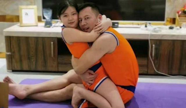 网红父女举动过于亲密惹争议,拍摄者是妈妈,网友质疑是在博眼球